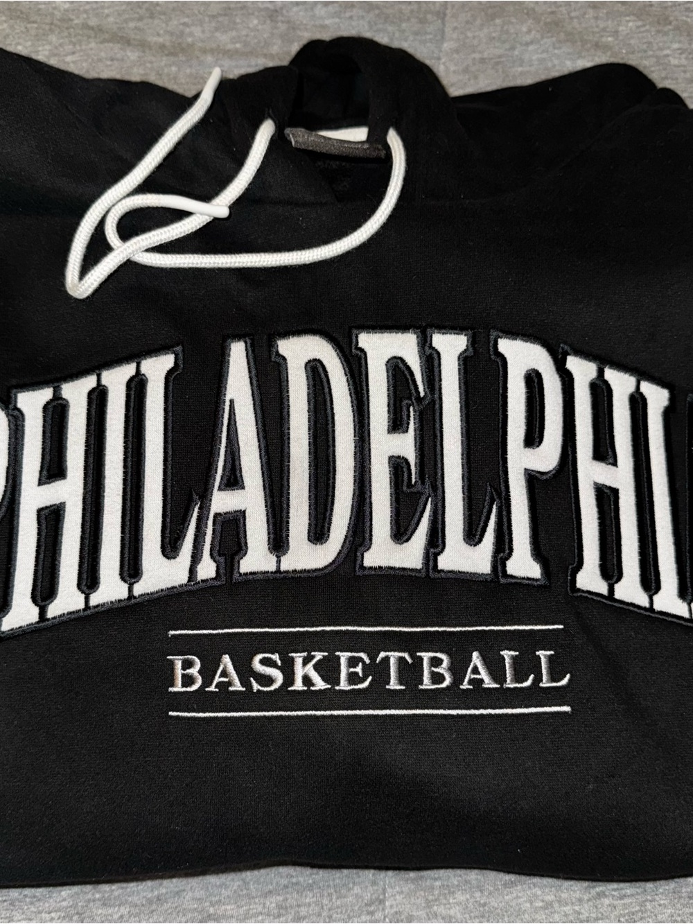 Men’s size large Philadelphia 76ers NBA short sleeve hoodie.